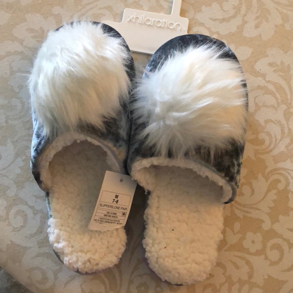 Silver slippers with furry accent